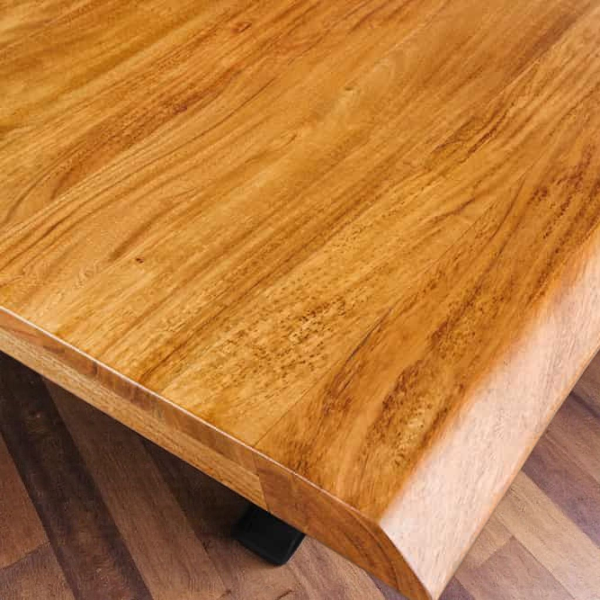 Esstisch Akazie massiv lackiert 200 cm – Baumkante – Tischplatte 5,5 cm – Spider Gestell Schwarz – Designer Esszimmertisch