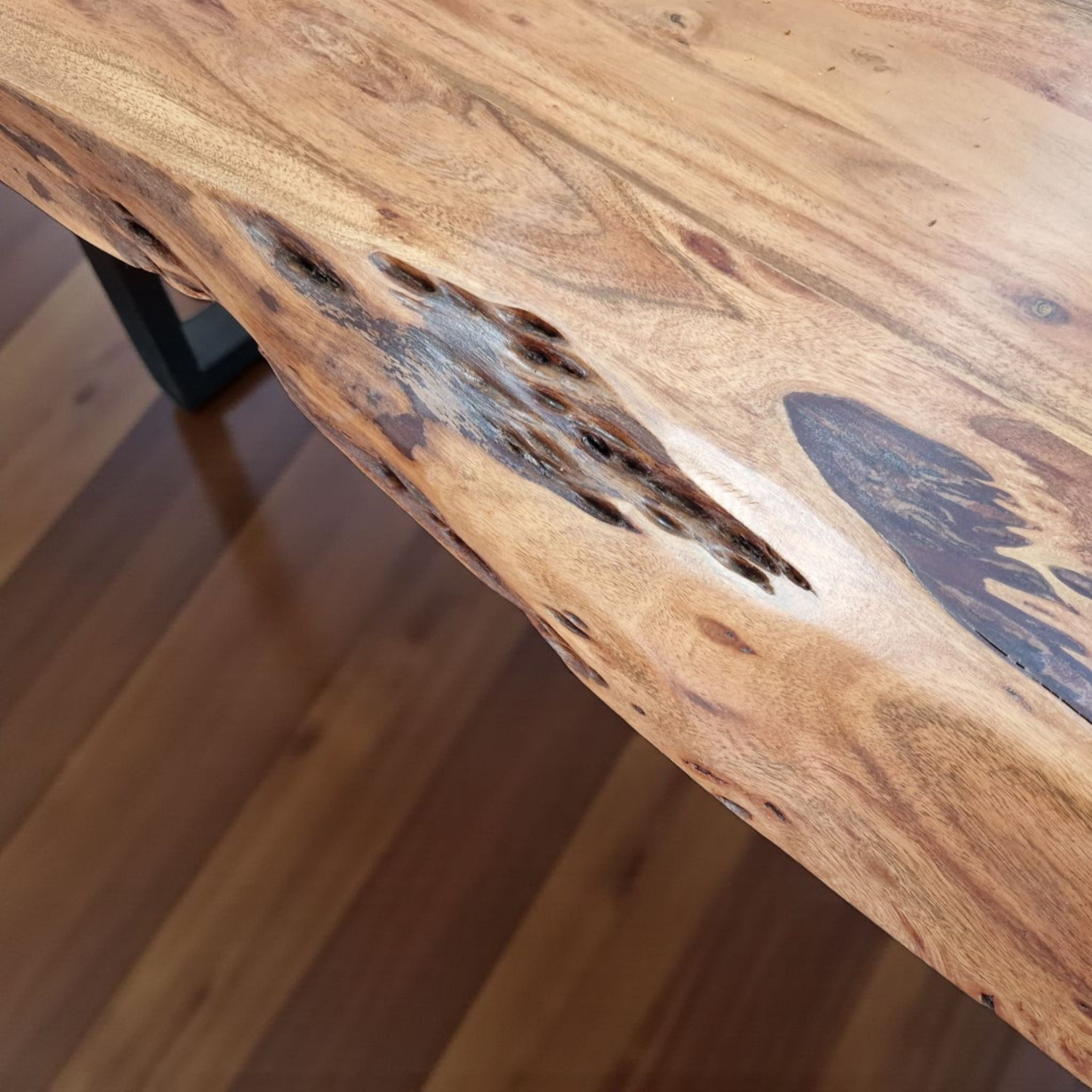 Esstische aus Akazie Massivholz – mit Baumkante & U-Gestell Schwarz