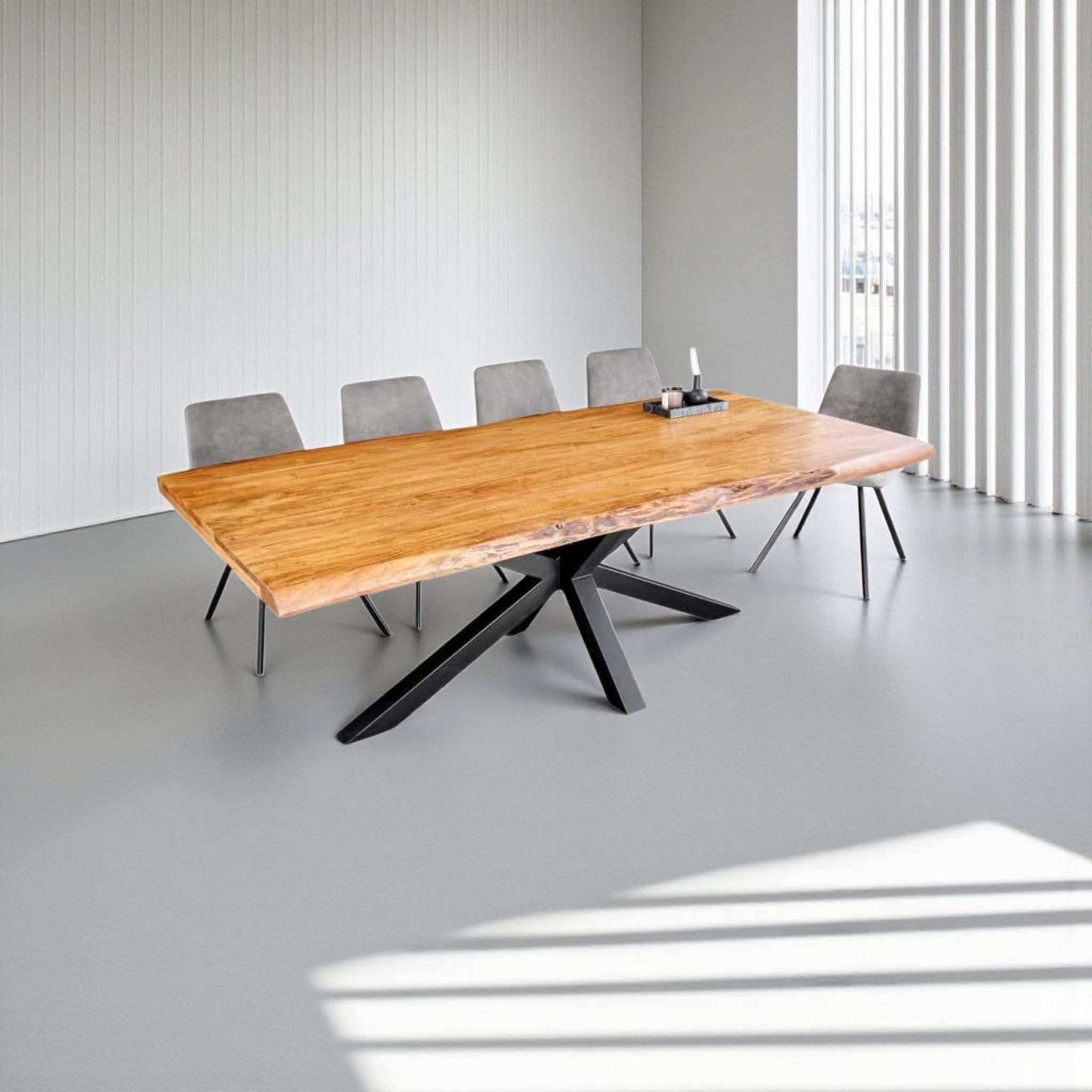Esstisch Akazie massiv lackiert 220 cm – Baumkante – Tischplatte 5,5 cm – Spider Gestell Schwarz – Designer Esszimmertisch