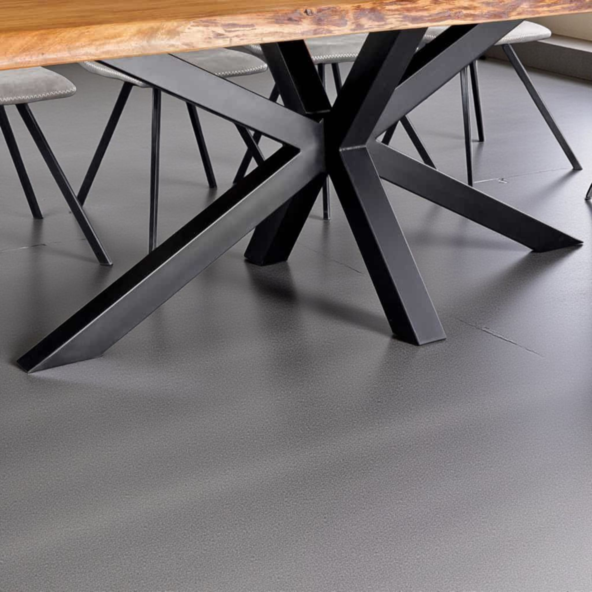 Esstisch Akazie massiv lackiert 240 cm – Baumkante – Tischplatte 5,5 cm – Spider Gestell Schwarz – Designer Esszimmertisch