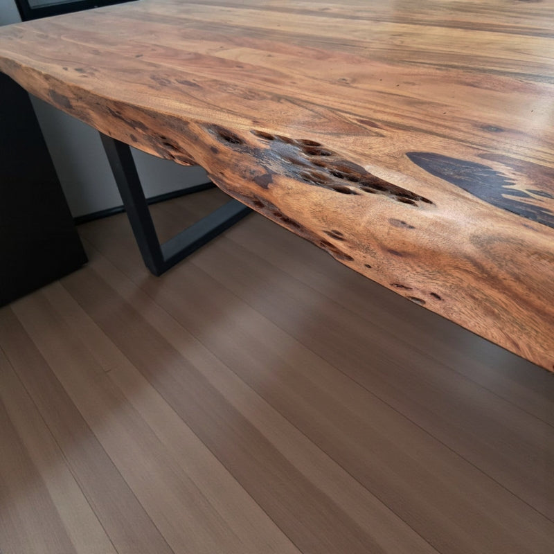 Esstische aus Akazie Massivholz – mit Baumkante & U-Gestell Schwarz